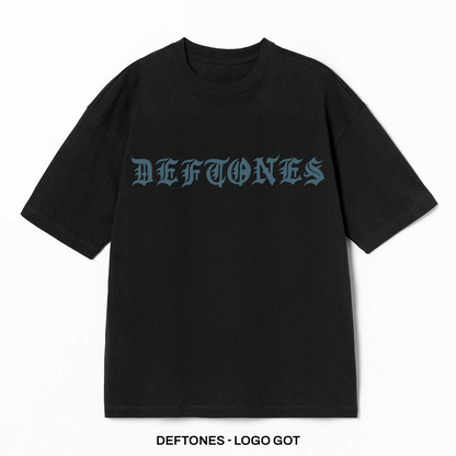 Playera Deftones – Logo Goth, color negro, impresión de logo al frente